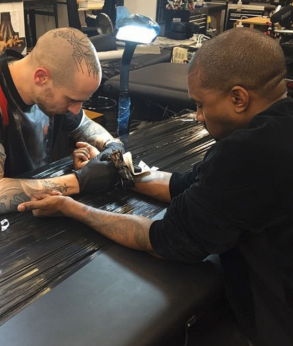 What Did Kanye West Get Tattooed Now?!