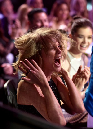 Taylor Swift FREAKS OUT at iHeartRadio Awards, See the Pics