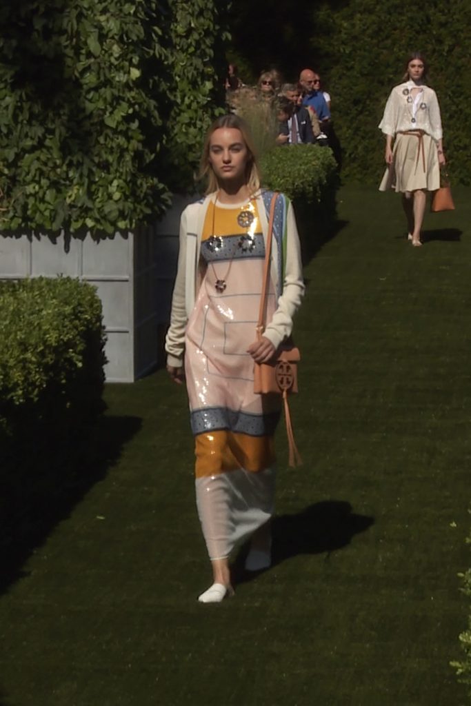 Vibrant Colors and Prints Rule the Tory Burch 2018 Spring/Summer Runway
